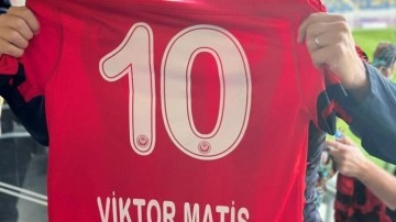 Süper Lig maçında sürpriz! Maçı ailesiyle tribünden izledi