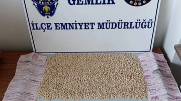 Şüphe üzerine durdurulan araçta 5 bin 526 adet uyuşturucu ecza ele geçirildi