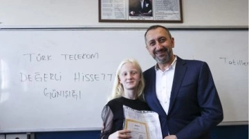 TahtApp'i kullanan Zenan Alsa&ccedil; karnesini aldı