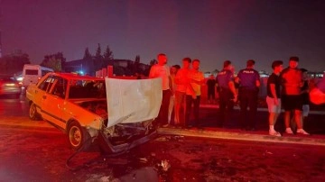 Tarsus'ta otomobil, karşı şeride geçip 2 otomobille çarpıştı; 1 ölü, 8 yaralı
