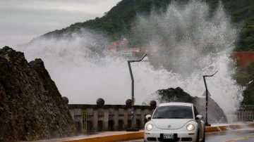 Tayvan'da Fung-wong Süper Tayfunu alarmı!