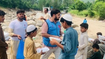 TDV Pakistan'da selzedelerin yaralarını sarıyor