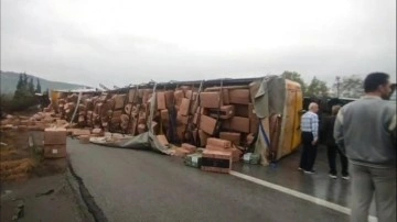 TEM’de tırın devrildiği kaza anı ortaya çıktı