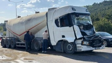 TEM Otoyolu'nda 2 tır çarpıştı