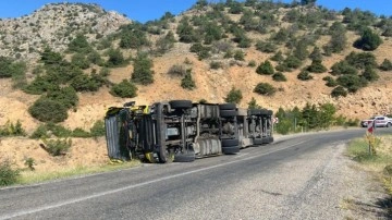 Tır devrildi! Sürücü yara almadan kurtuldu