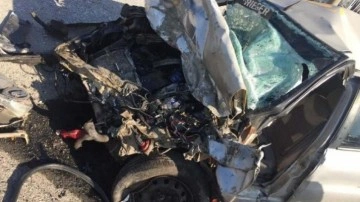 TIR ile &ccedil;arpışan otomobilin s&uuml;r&uuml;c&uuml;s&uuml; &ouml;ld&uuml;