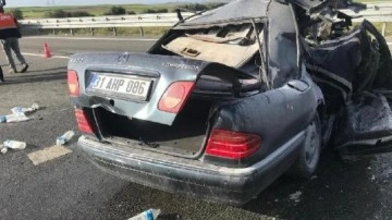 TIR'a arkadan &ccedil;arpan depremzede s&uuml;r&uuml;c&uuml; yaralandı, eşi &ouml;ld&uuml;