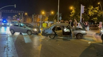 Tofaş marka otomobil ortadan büküldü: Yaralılar var