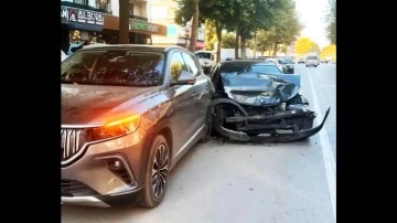 Togg'a çarpan BMW paramparça oldu! Sosyal medyayı sallayan görüntü