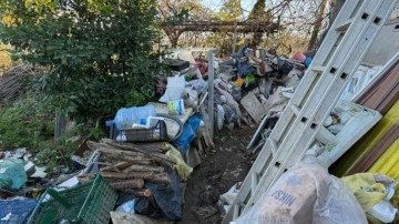 Trabzon'da 3 evden tonlarca çöp çıktı