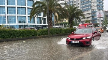 Trabzon'u sağanak yağış vurdu! Yollar göle döndü