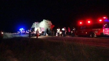 Trakt&ouml;r ile otomobil &ccedil;arpıştı: 1 &ouml;l&uuml;, 2 yaralı