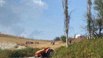 Trakt&ouml;r&uuml;n altında kalan s&uuml;r&uuml;c&uuml; &ouml;ld&uuml;, eşi yaralandı