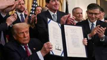 Trump alkışlar eşliğinde imzayı attı: En büyük devrim