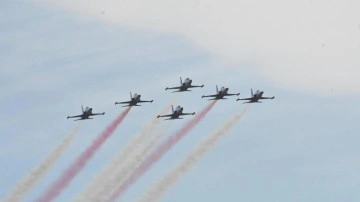 Türk Yıldızları'ndan Çorlu'da gösteri uçuşu