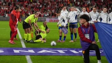 Türkiye - Kosova maçının hakemi İstiklal Marşı okunurken bayıldı