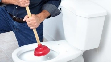 Tuvalet tıkanıklığını piston olmadan a&ccedil;manın 5 yolu