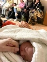 Ukrayna'da Rus f&uuml;zelerinden ka&ccedil;an anne adayı sığınakta doğum yaptı