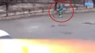 Ukrayna'dan kan donduran g&ouml;r&uuml;nt&uuml;! Rusların attığı f&uuml;ze bisiklet s&uuml;ren &ccedil;ocuğun &uuml;st&uuml;ne d&uuml;şt&uuml;