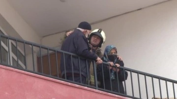Ümraniye'de korkutan yangın: Mahsur kalan yaşlı çift kurtarıldı