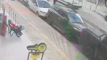 Ümraniye’de motosiklet yayaya çarptı