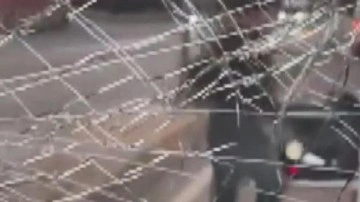 Ümraniye'de trafikte kavga: Aracın camını yumruklayıp kırdı