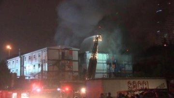 &Uuml;mraniye'de inşaat şantiyesinde yangın; 3 iş&ccedil;i hastaneye kaldırıldı