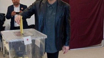 &Uuml;nl&uuml;ler sandık başına gitti: Uğur Işılak oyunu kullandı