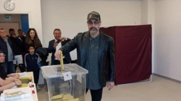 &Uuml;nl&uuml;ler sandık başına gitti