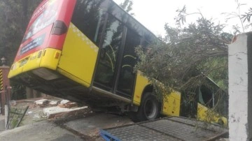 Üsküdar'da İETT otobüsü kaza yaptı