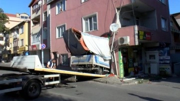 Üsküdar'da kamyonet iş yerine girdi