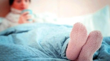 Uyurken &ccedil;orap giymek zararlı mı? Gece &ccedil;orapla uyumak faydalı mı?