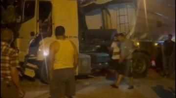 Uyuyan tır sürücüsü dehşet saçtı: İlk başta üst geçide, sonra ağaca ve 2 araca çarptı
