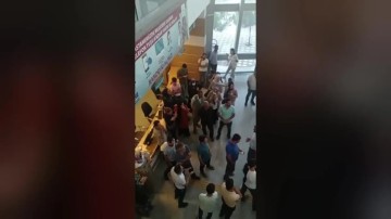 Uzun kuyruklar hastaları isyan ettirdi! Protestolara sağlık &ccedil;alışanları da destek verdi