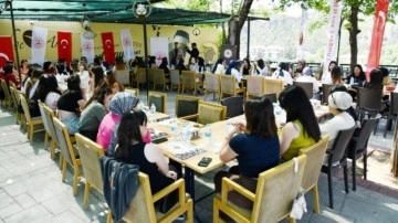 Validen üniversitelilere bayram jesti