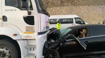 Van'da yakıt tankeri ile otomobil kafa kafaya çarpıştı: 2 ölü, 4 yaralı