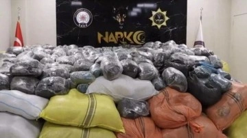 Van'da 4,6 ton esrar ele geçirildi, yabancı uyruklu zehir taciri yakalandı