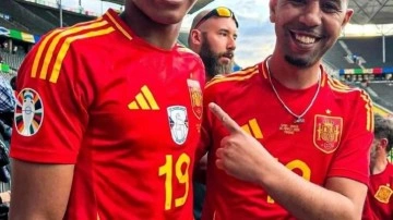 Yamal 33 milyon Euro'luk kontratı imzaladı, babası 'Barça' diye bağırdı