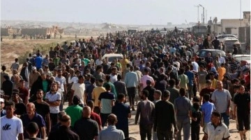 Yardım bekleyen Gazzelilere alçak muamele! O görüntüler Nazi toplama kampına benzetildi
