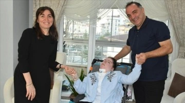 Yatağa bağımlı lizensefali hastası kızlarına ömürlerini adadılar