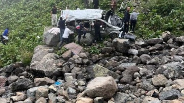 Yaylada korkunç kaza: Turistleri taşıyan minibüs dere yatağına uçtu: 2 ölü, 4 yaralı