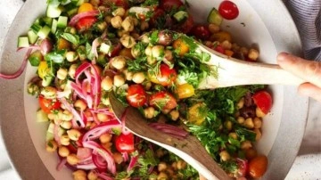 Yaz g&uuml;nlerinin favorisi: Nohut salatası tarifi, nasıl yapılır?