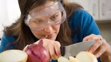 Yemek yaparken ağlamayın soğanın g&ouml;z yakmaması i&ccedil;in bu y&ouml;ntemleri deneyin