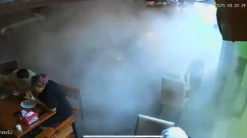 Yemek yerken neye uğradıklarını şaşırdılar! Patlayan lastik tozu dumana böyle kattı