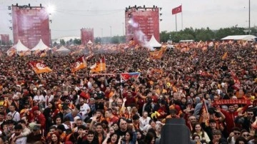 Yenikapı tıklım tıklım! Şampiyonluk kutlamaları başladı