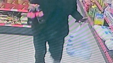 Yerde bulduğu c&uuml;zdandan tam 5 bin TL harcama yaptı! Kıskıvrak yakalandı