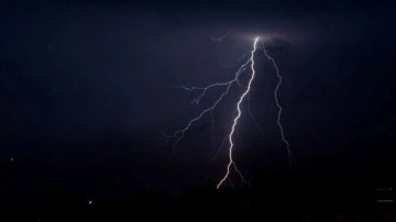 Yıldırımın isabet ettiği gen&ccedil; hayatını kaybetti