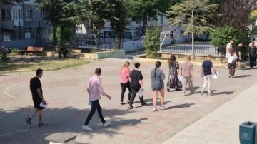 YKS'nin 2. oturumunda manzara yine aynı! Kimi geç kaldı, kimi de kimliğini unuttu