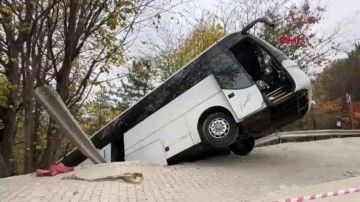 Yokuşta park edilen tur otobüsü, hareket edince şarampole düştü