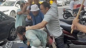 Yol ortasında öldüresiye darbedildi! Linç girişimi kamerada